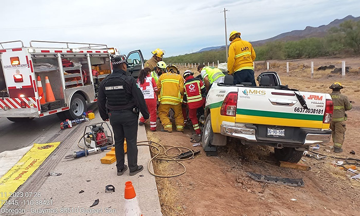 Rescatan a conductor prensado el sur de Vícam