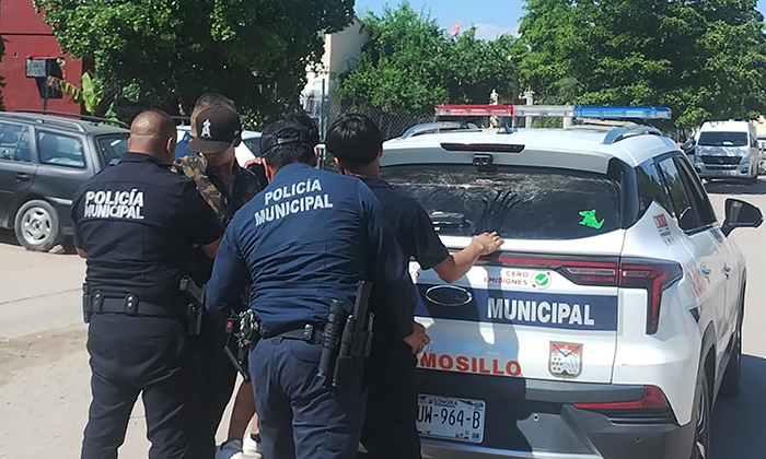 Sorprenden a jóvenes en moto robada en la colonia Las Minitas