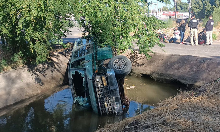 Cae vehículo con familia a canal en Cajeme