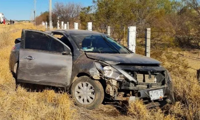 Choca y vuelca automóvil en la carretera Guaymas-Hermosillo