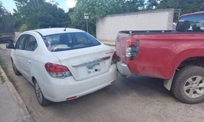 Choca en retroceso contra auto estacionado en la colonia San Vicente