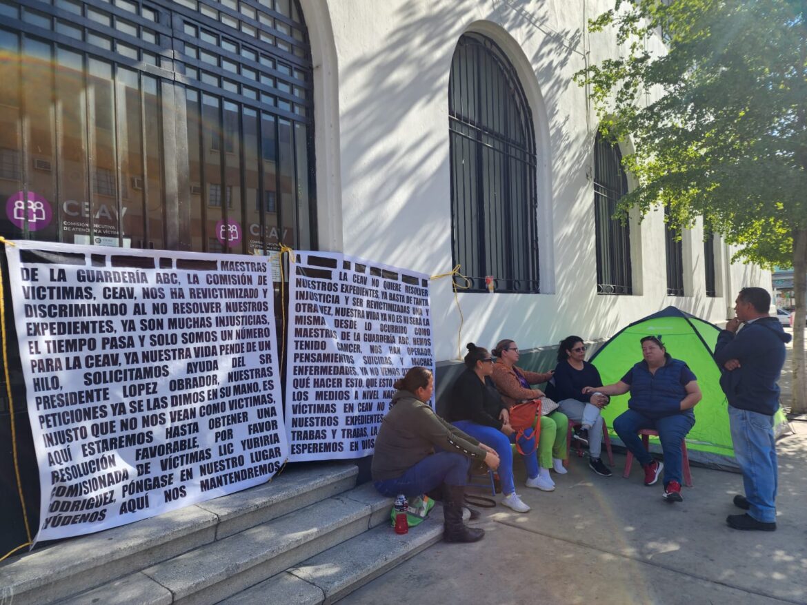 Maestras ABC mantienen plantón en oficinas de Atención a Víctimas