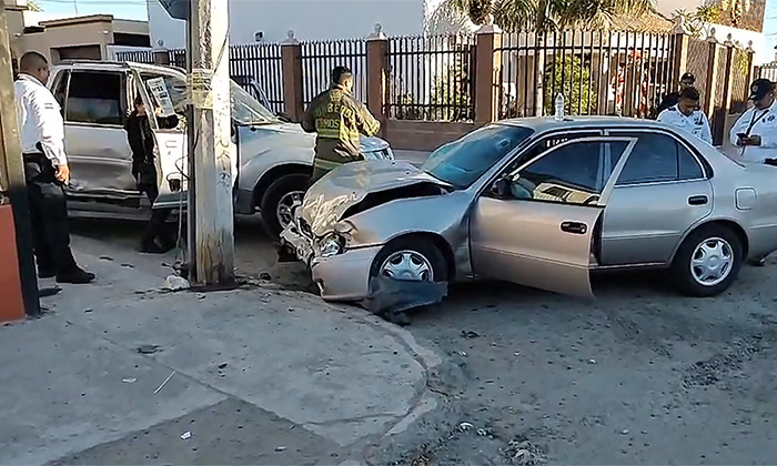 Resultan tres heridos en choque; Se impactan auto y pickup