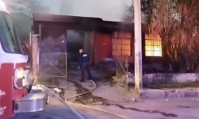 Sofocan incendio en casa abandonada en la colonia Coloso Bajo
