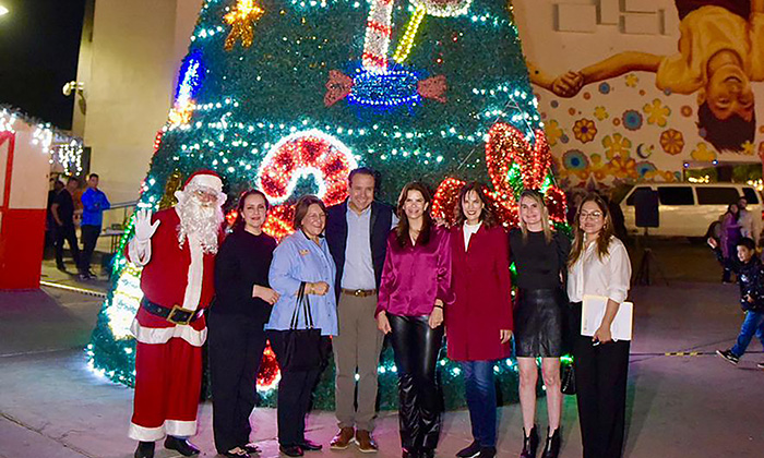 Activan Villa y árbol navideño en la Plaza Alonso Vidal