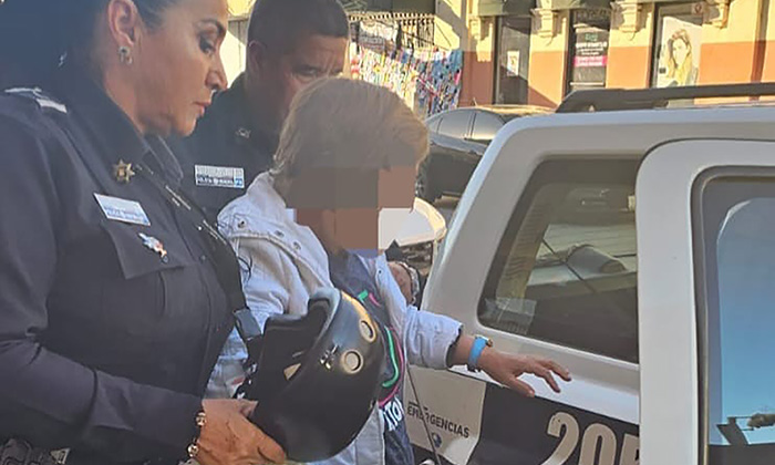 Auxilian policías a mujer enferma en la colonia Centro