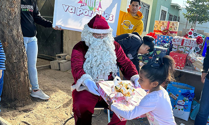 Disfrutan menores vulnerables de posada navideña