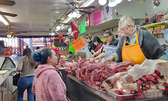 Aumenta venta de menudo y carne en el Mercado por velaciones a la Virgen de Guadalupe