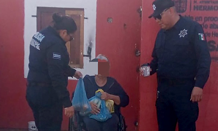 Llevan policías ayuda a mujer sexagenaria en la colonia Los Arroyos