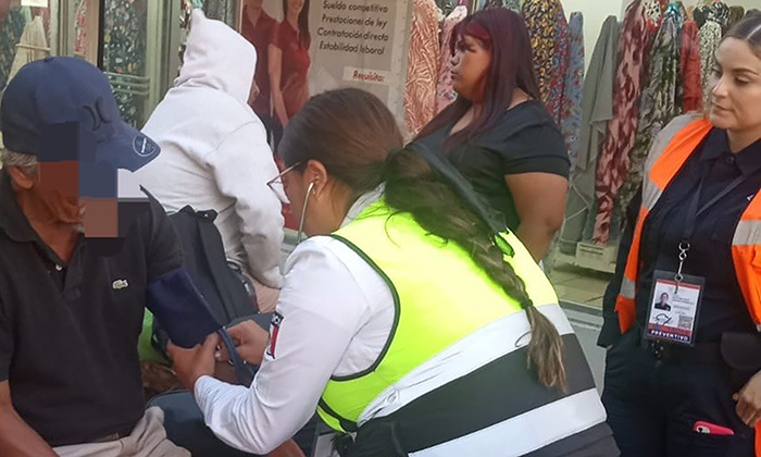 Apoyan policías a hombre enfermo en el Centro de Hermosillo