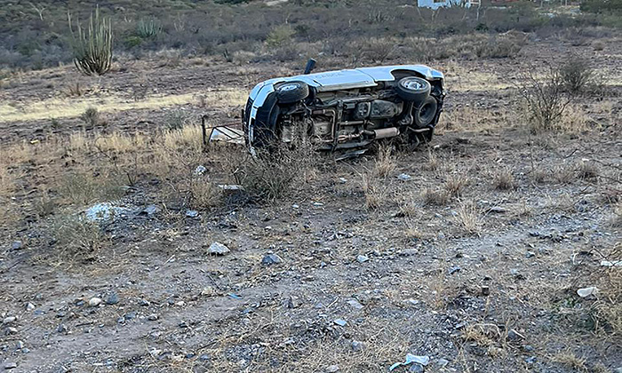 Deja dos lesionados aparatosa volcadura en San Carlos