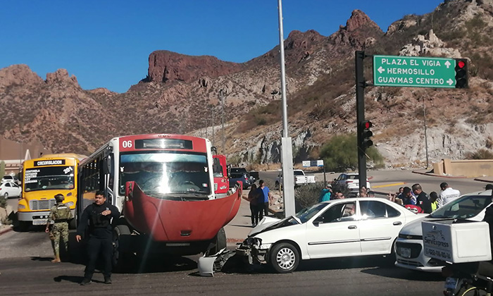 Deja “camionazo” once heridos en Guaymas