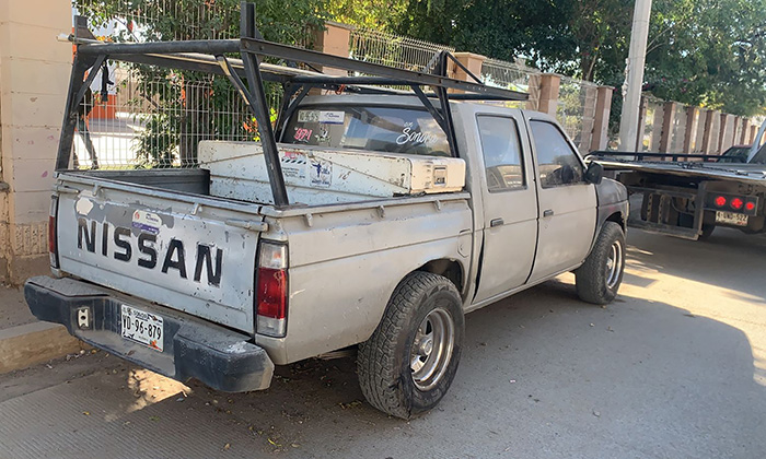 Abandonan delincuentes un vehículo robado en la colonia Solidaridad