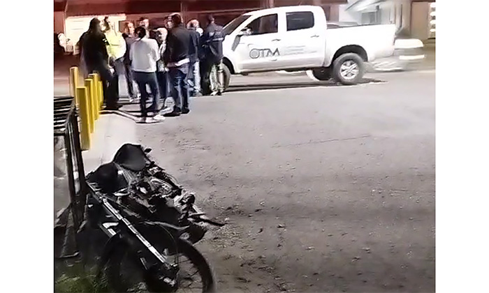 Protagonizan choque motocicleta y pick up en la colonia Bugambilias
