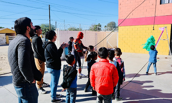 Llevan alegría a menores de casas hogar en San Luis Río Colorado