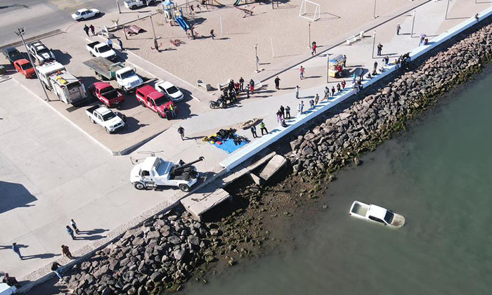 Cae vehículo al mar en las inmediaciones del Malecón de Guaymas