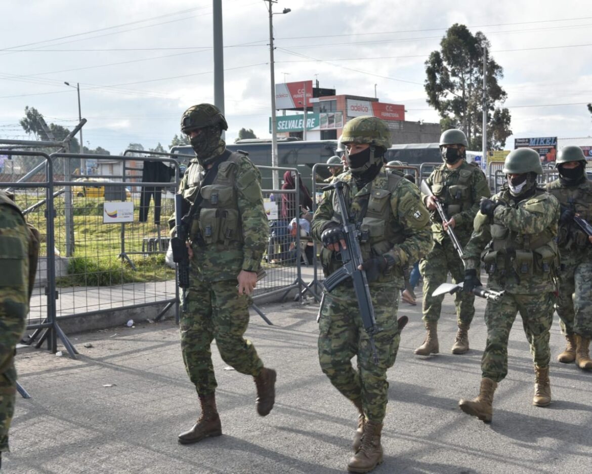 Fuerzas Armadas de Ecuador detienen a mas de 70 individuos tras estallido de violencia