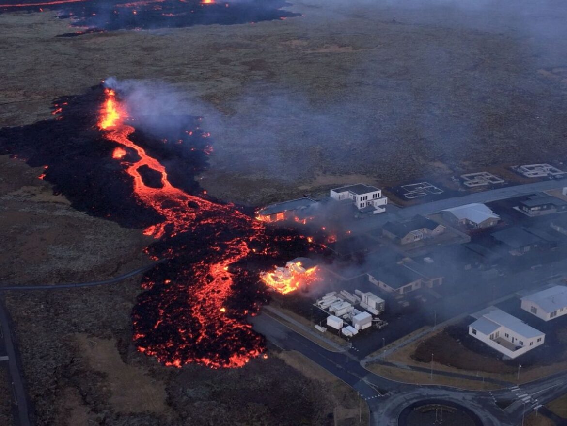 Pequeño pueblo pesquero es casi consumido por lava volcanica en Islandia