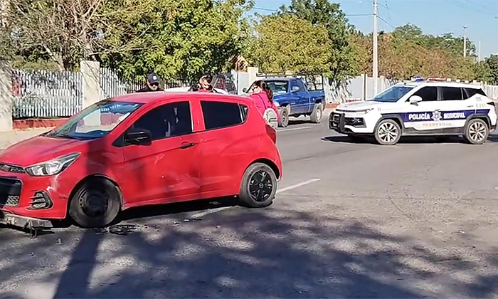 Deja colisión una mujer herida; Impacta pick up a un auto compacto