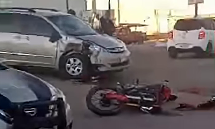 Deja choque dos motociclistas heridos en el poblado Miguel Alemán