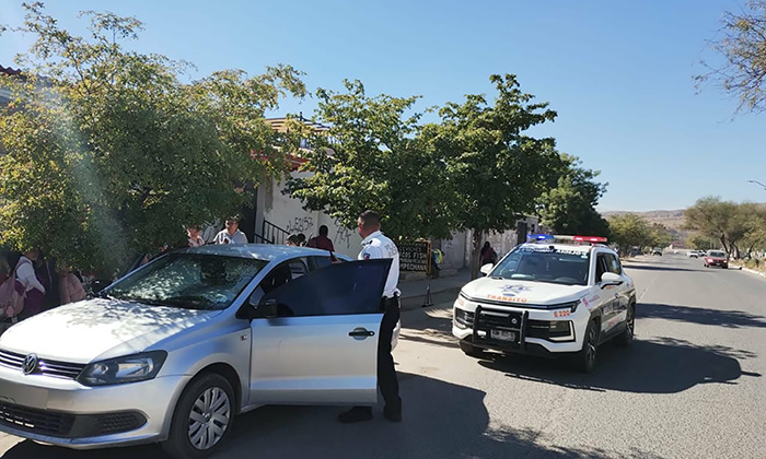 Rescatan policías a niño encerrado en auto en la colonia Privadas del Real