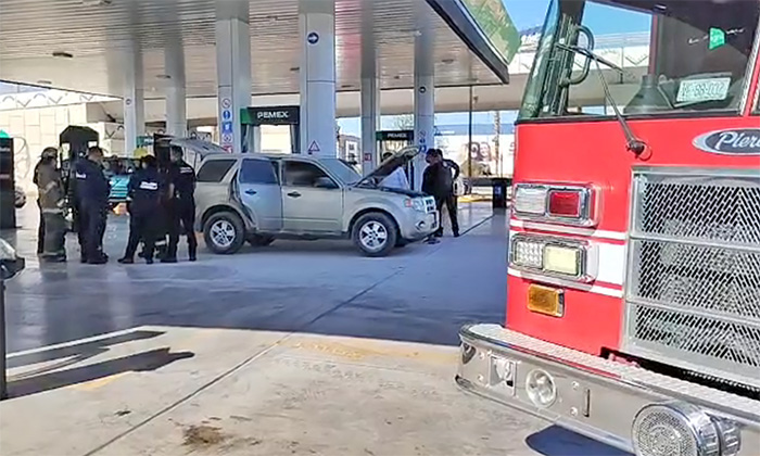 Se quema auto en gasolinera; Trabajadores evitaron tragedia