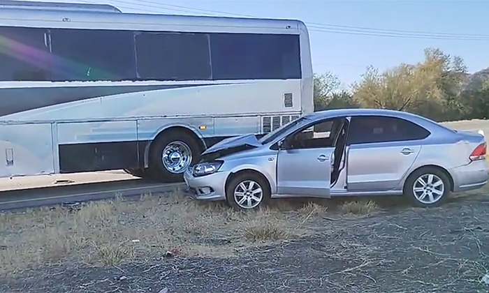 Se impactan automóvil y autobús de pasajeros en la salida a Nogales