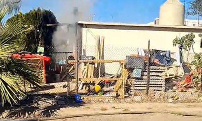 Bomberos sofocan incendio en dos viviendas en el fraccionamiento Romanza