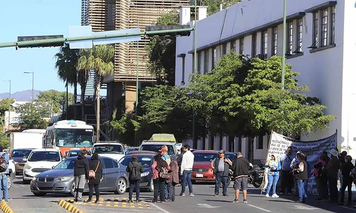 Exconcesionarios del transporte cierran calles; Causan caos vial