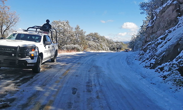 Cierran tramos carreteros por nevadas para prevenir accidentes