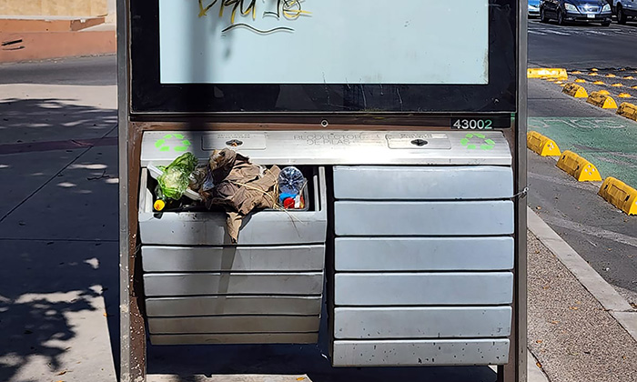 Convierten contenedores para pilas en basureros en las paradas de camiones