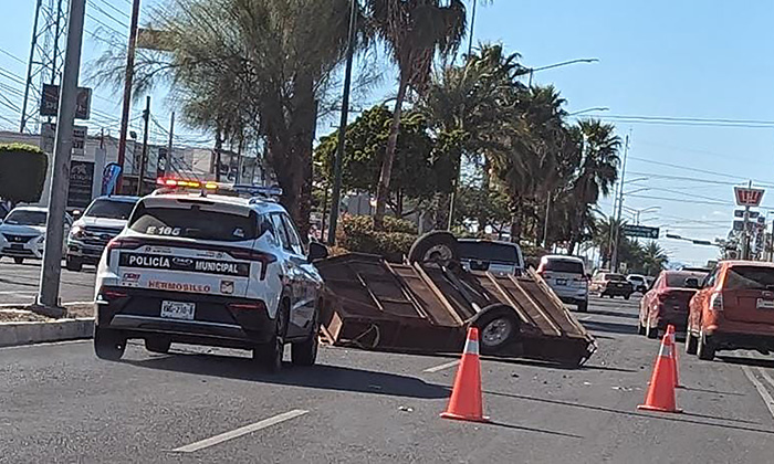 Se suelta remolque e impacta un automóvil en el bulevar López Portillo
