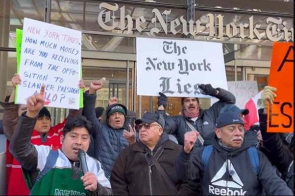 Protesta en Nueva York por Reportaje del New York Times sobre Vínculos con Crimen Organizado en México