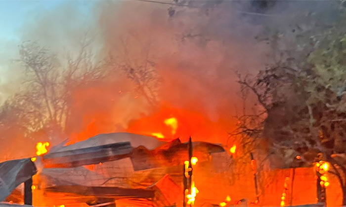 Consume incendio decenas de tarimas en el campo San Luis de La Costa