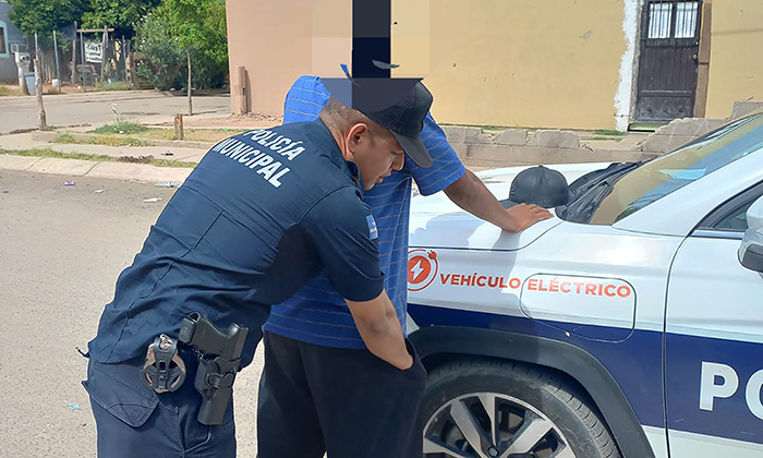 Encarcelan a joven por golpear a su esposa; Agentes municipales