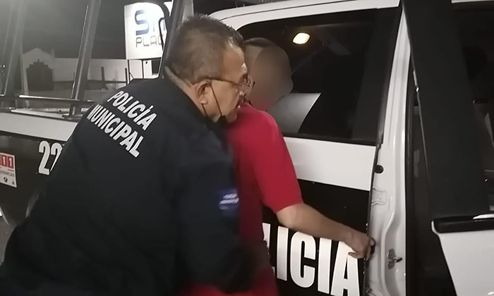 Arrestan a joven ebrio por causar daños en su casa en la colonia Bicentenario