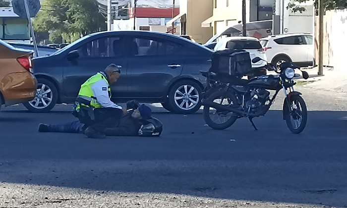 Colisionan moto y automóvil en la colonia San Benito