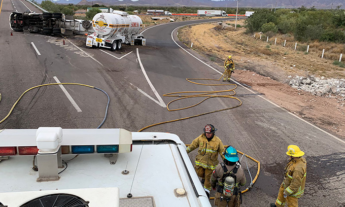 Cierran carretera tras derrame de diésel