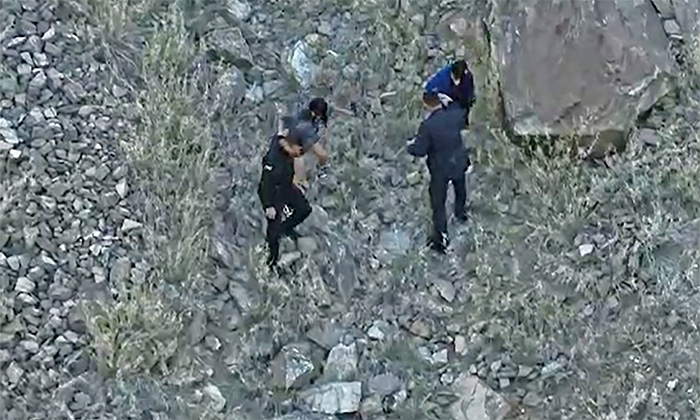 Rescatan agentes a dos adolescentes de un cerro [VIDEO]