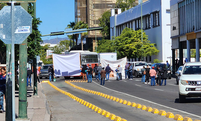Exconcesionarios siguen con bloqueo de calles; Causan caos vial en el Centro Cívico
