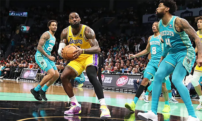 Derrota Lakers a Hornets por 124-118