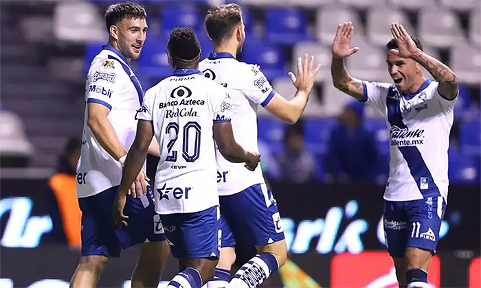 Puebla logra su primera victoria ante Mazatlán en un encuentro lleno de pifias
