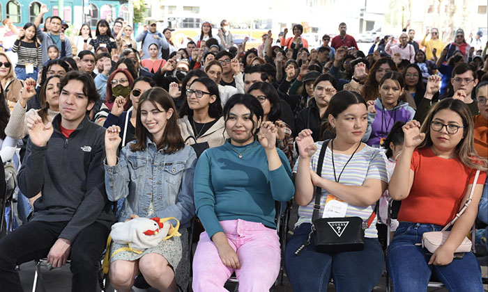 Egresan dos mil 400 jóvenes de Taller de Lengua de Señas Mexicana