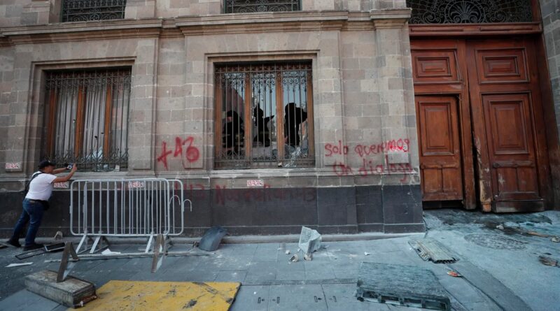 Intensificación de Protestas: Familias de los 43 de Ayotzinapa derriban puerta de Palacio Nacional