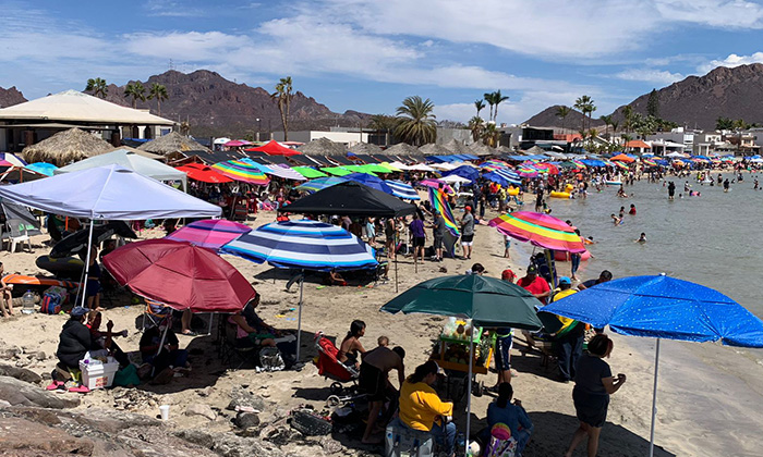 Abarrotan vacacionistas playa Miramar en Guaymas