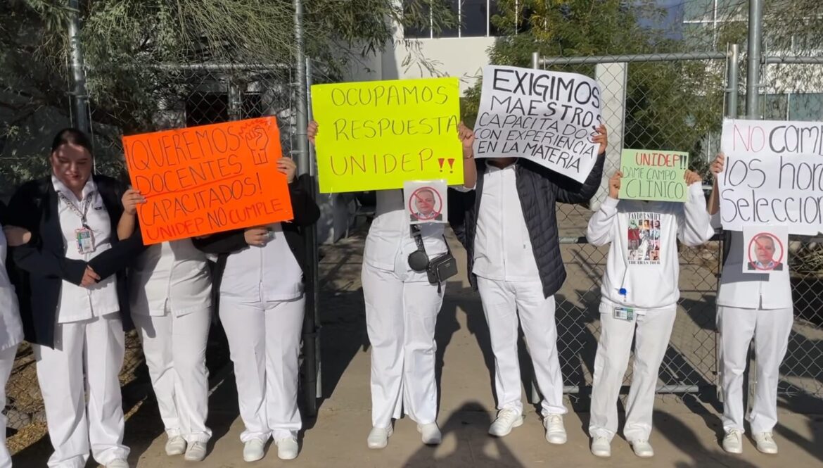 Se manifiestan estudiantes de enfermería de Unidep por cobro de materias no impartidas