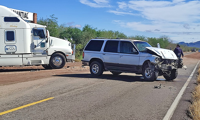 Se impactan camioneta y tráiler en la carretera Hermosillo a Ures