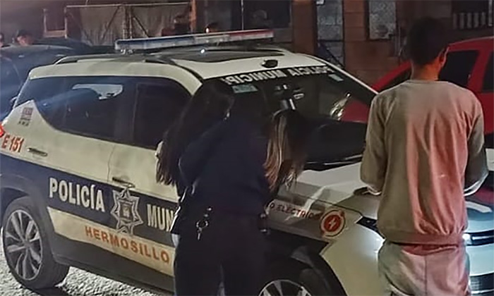 Cae pareja al tratar de desarmar a policía en la comisaría Miguel Alemán