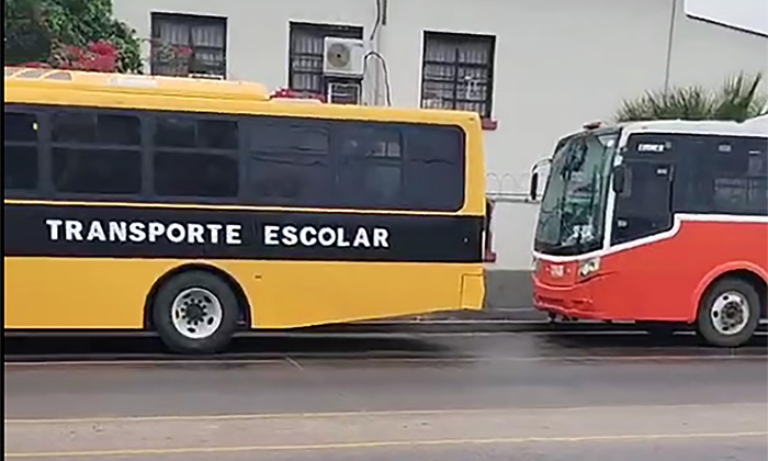Impacta camión urbano a autobús escolar en la colonia El Ranchito