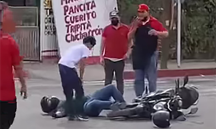 Embiste a motociclistas y se da a la fuga en la colonia Cuauhtémoc